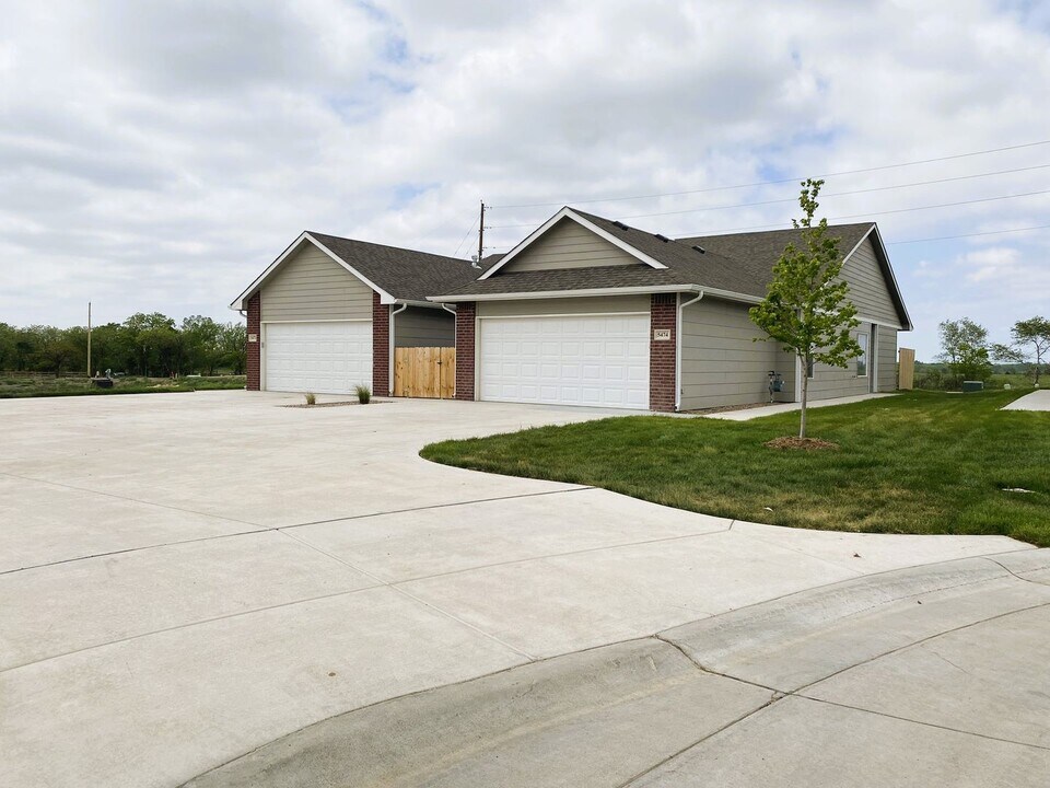5474 N Colburn Ct in Bel Aire, KS - Building Photo