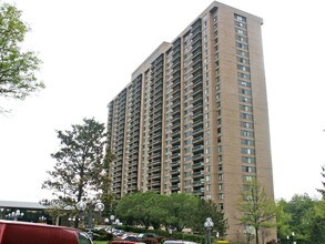 Skyline Plaza in Falls Church, VA - Building Photo - Building Photo