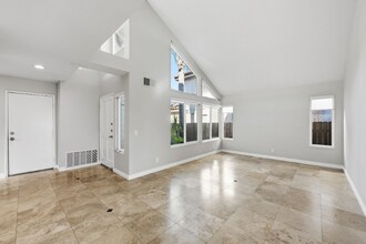 1727 Avenida Alta Mira in Oceanside, CA - Building Photo - Building Photo