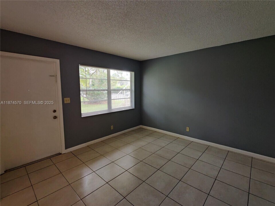 5156 NE 6th Ave in Oakland Park, FL - Building Photo