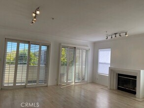 4426 Ventura Canyon Ave, Unit 204 in Los Angeles, CA - Building Photo - Building Photo