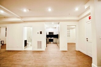 1614 Beacon St, Unit 11 in Brookline, MA - Foto de edificio - Building Photo