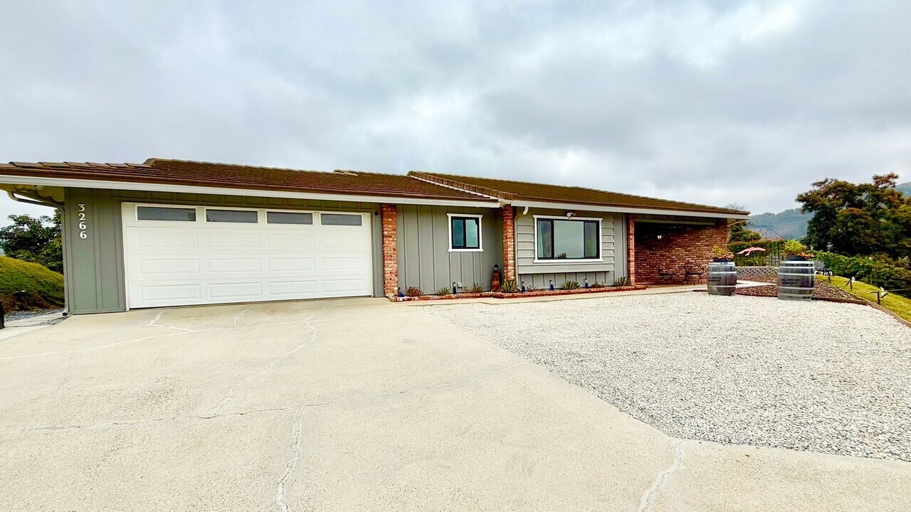 3266 Westmont Dr in Fallbrook, CA - Foto de edificio