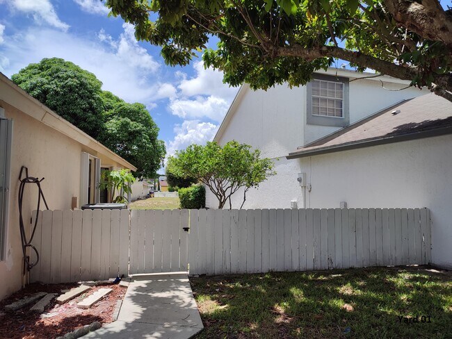 3826 Circle Lake Dr in West Palm Beach, FL - Building Photo - Building Photo