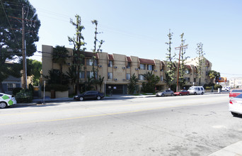 7139 Hazeltine Ave in Van Nuys, CA - Foto de edificio - Building Photo