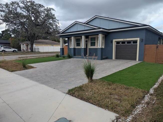 8217 N Brooks St in Tampa, FL - Foto de edificio - Building Photo