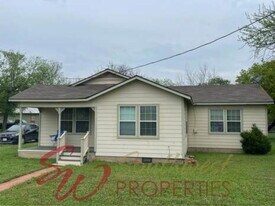 389 W Sloan St in Stephenville, TX - Building Photo