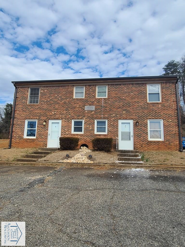 221 Clearview Dr in Martinsville, VA - Building Photo - Building Photo