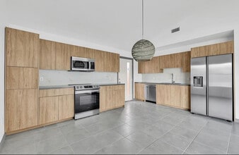1400 Hibiscus Ave, Unit B in McAllen, TX - Building Photo - Building Photo