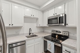 1682 Circa Del Lago in San Marcos, CA - Foto de edificio - Building Photo