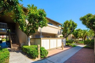 Westgate Villa Apartments in Stanton, CA - Foto de edificio - Building Photo