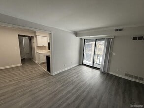 250 E Thirteen Mile Rd in Madison Heights, MI - Building Photo - Building Photo