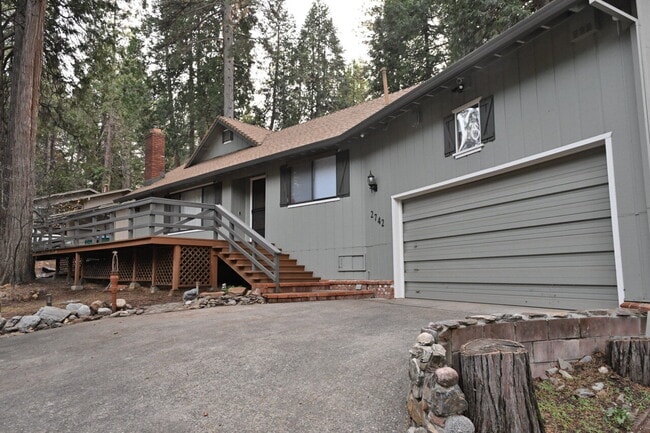 2742 Romer Blvd in Pollock Pines, CA - Foto de edificio - Building Photo