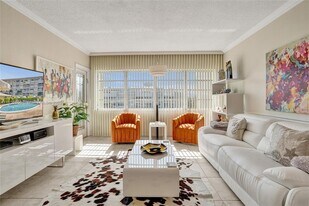 330 SE 2nd St, Unit 404E in Hallandale Beach, FL - Building Photo