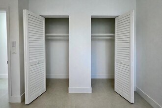 2150 SW 72nd Ave in Miami, FL - Foto de edificio - Building Photo