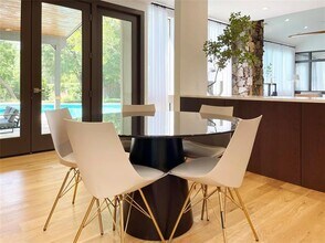 6802 Bert Ln in Dallas, TX - Foto de edificio - Building Photo