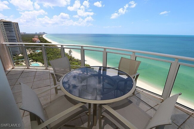 8231 Bay Colony Dr in Naples, FL - Foto de edificio - Building Photo
