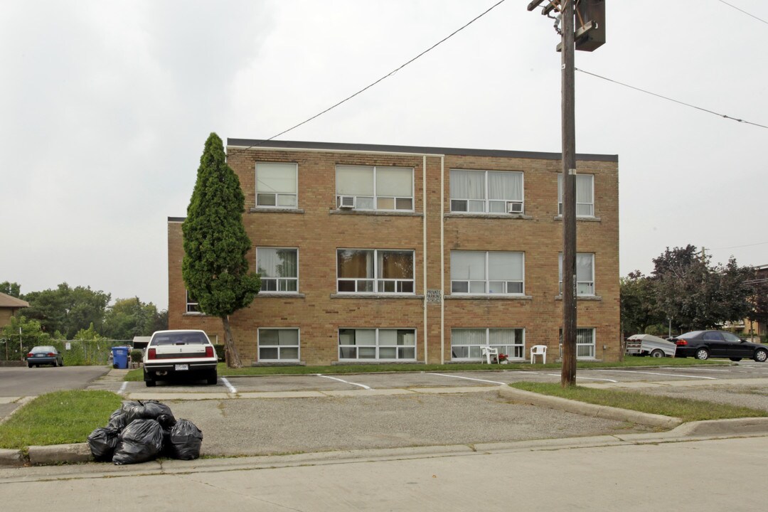 32 Erlesmere Ave in Brampton, ON - Building Photo