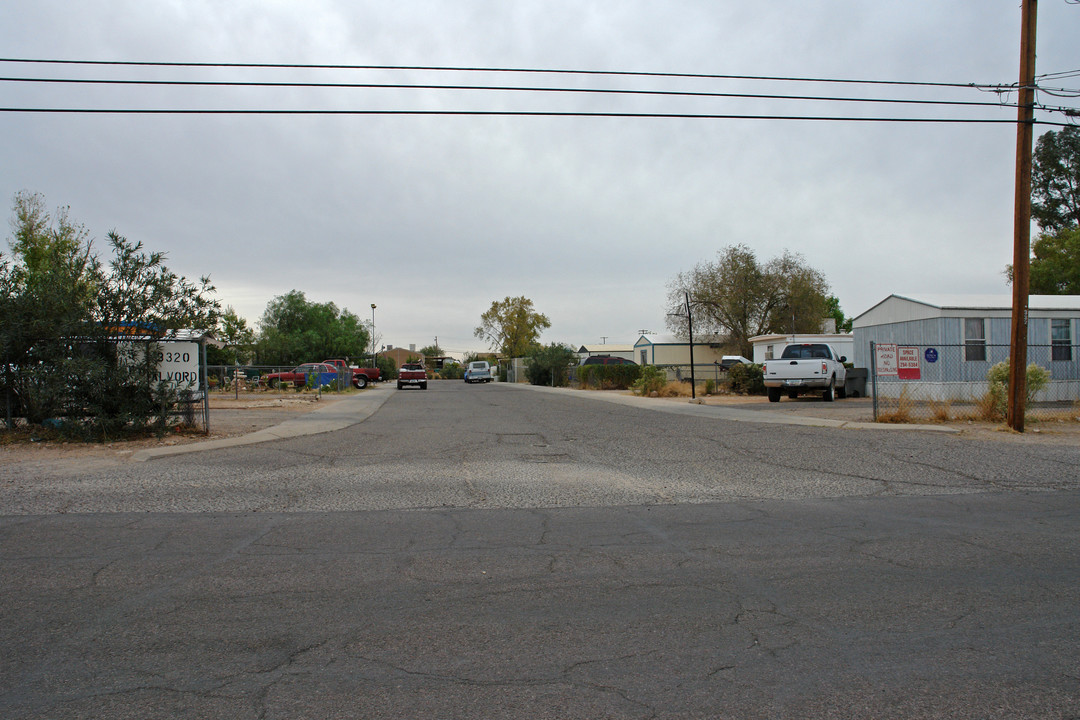 3320 E Alvord Rd in Tucson, AZ - Foto de edificio