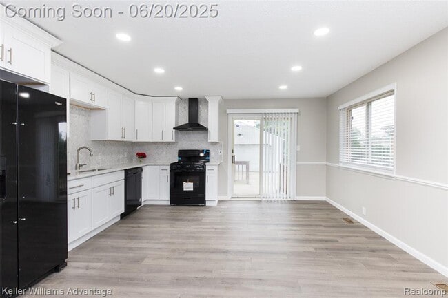 39022 Dover St in Livonia, MI - Building Photo - Building Photo
