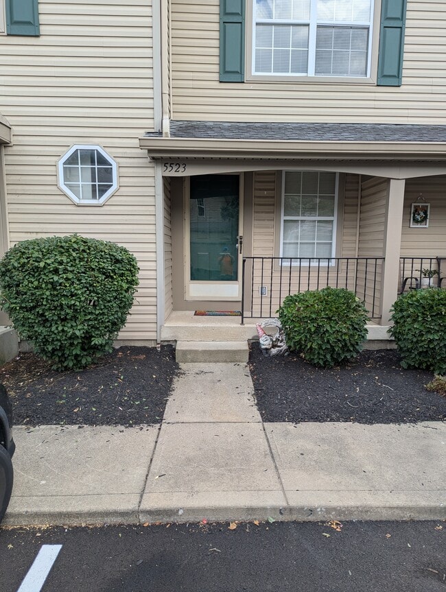 5523 Valencia Park Blvd in Hilliard, OH - Foto de edificio - Building Photo