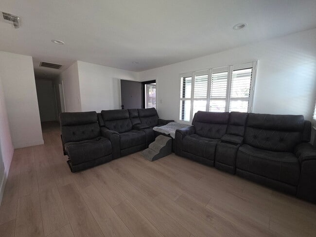 654 W 3rd St in Azusa, CA - Foto de edificio - Building Photo