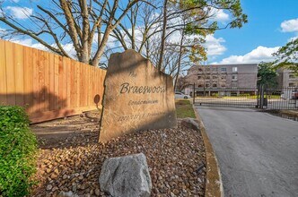 2211 S Braeswood Blvd in Houston, TX - Building Photo - Building Photo