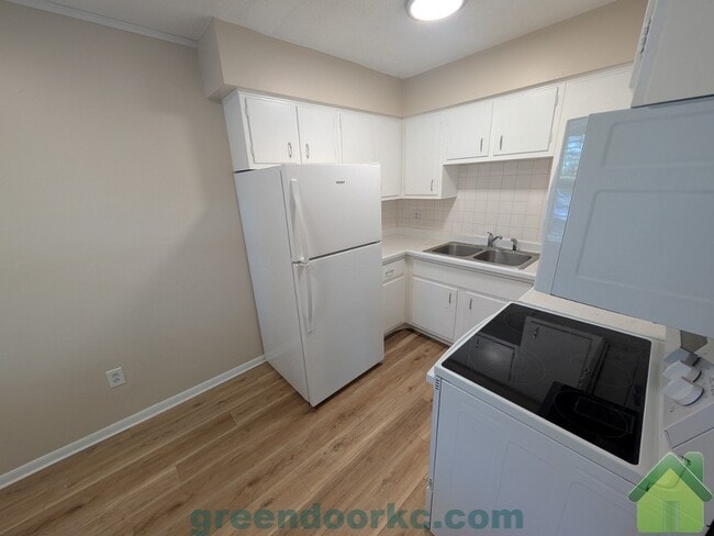 403 Holiday Dr in Belton, MO - Building Photo - Building Photo