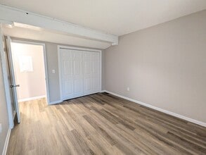 6 Park St, Unit 5 in Enfield, CT - Foto de edificio - Building Photo