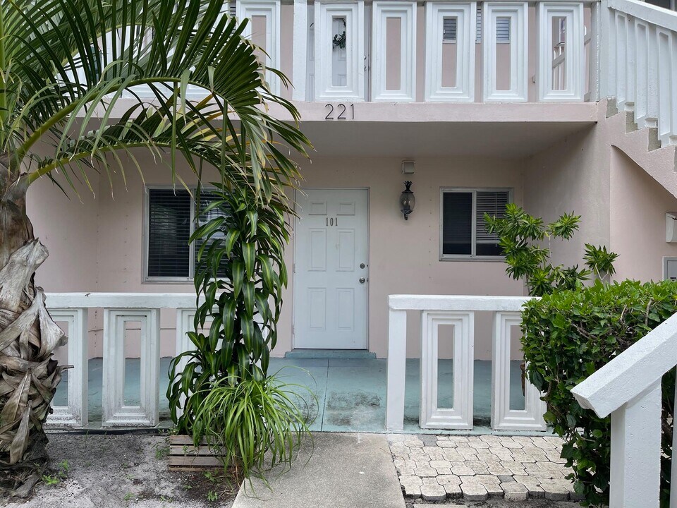 221 SE 1st Ave in Boynton Beach, FL - Building Photo