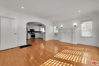 858 1/2 S Gramercy Pl in Los Angeles, CA - Building Photo - Building Photo