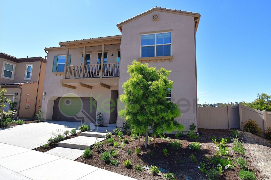 1521 Laurelwood Way in Oceanside, CA - Building Photo