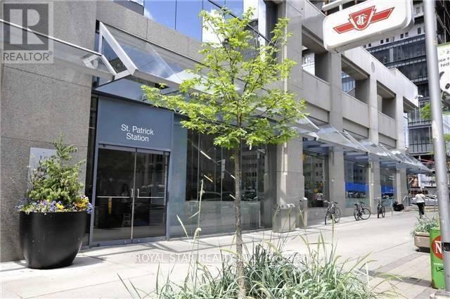 426 University Ave in Toronto, ON - Building Photo - Building Photo
