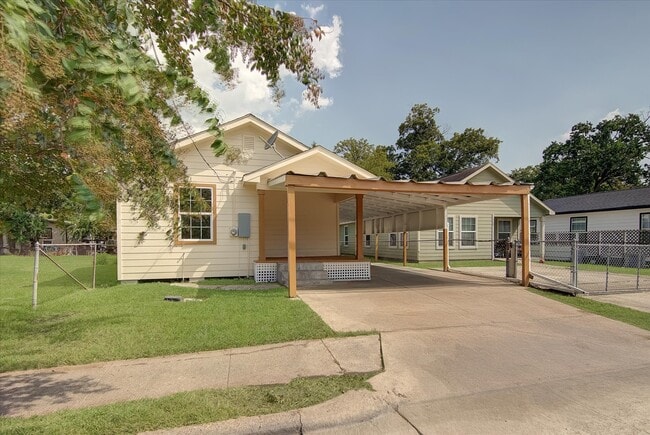 1118 Cypress St in Baytown, TX - Building Photo - Building Photo