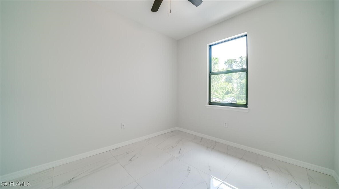4862 Golfview Blvd in Lehigh Acres, FL - Foto de edificio