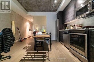 111 Bathurst St in Toronto, ON - Building Photo - Building Photo