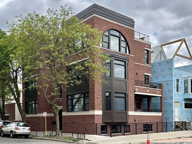 1747 W Le Moyne St, Unit J05P in Chicago, IL - Building Photo - Building Photo