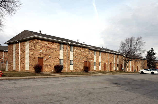 Cloverleaf Apartments & Townhomes in Indianapolis, IN - Foto de edificio - Building Photo