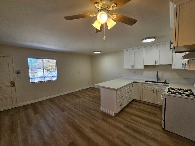 14323 Haynes St in Los Angeles, CA - Foto de edificio - Building Photo