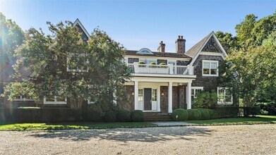 14 West Hills Ct in Southampton, NY - Building Photo - Building Photo