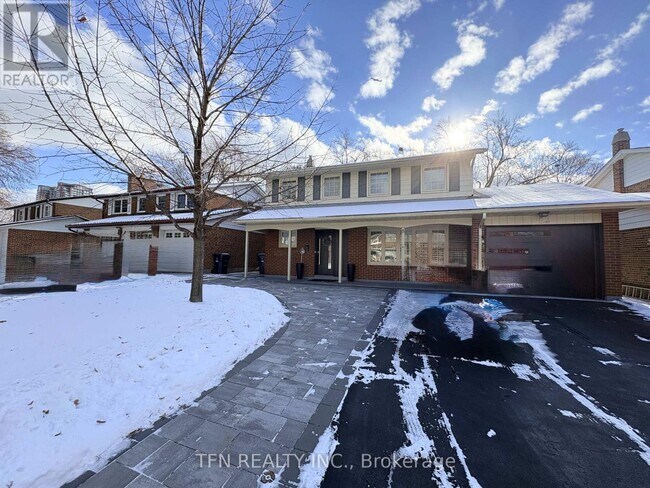 8 Ravencliff Crescent in Toronto, ON - Building Photo - Building Photo