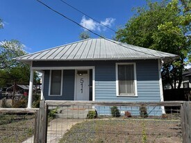 511 N Monumental St in San Antonio, TX - Building Photo