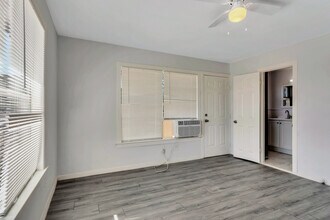 305 N Robinson St, Unit D in Cleburne, TX - Foto de edificio - Building Photo