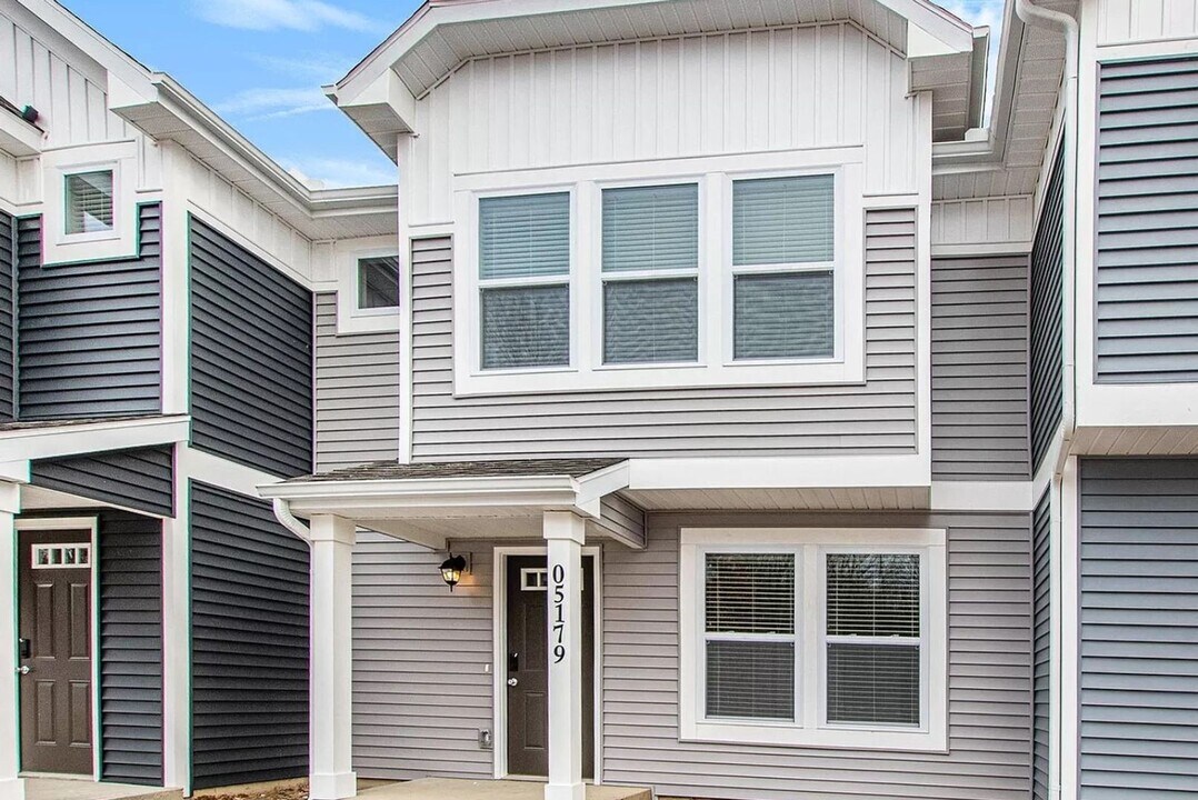 5145 Anchor Dr in South Haven, MI - Building Photo