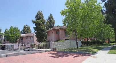 Beverly Villa in Pico Rivera, CA - Foto de edificio - Building Photo