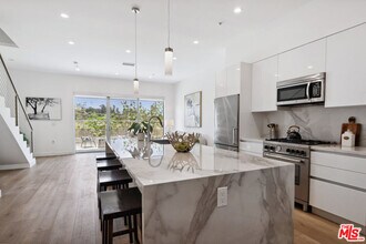 957 Figueroa Terrace in Los Angeles, CA - Building Photo - Building Photo