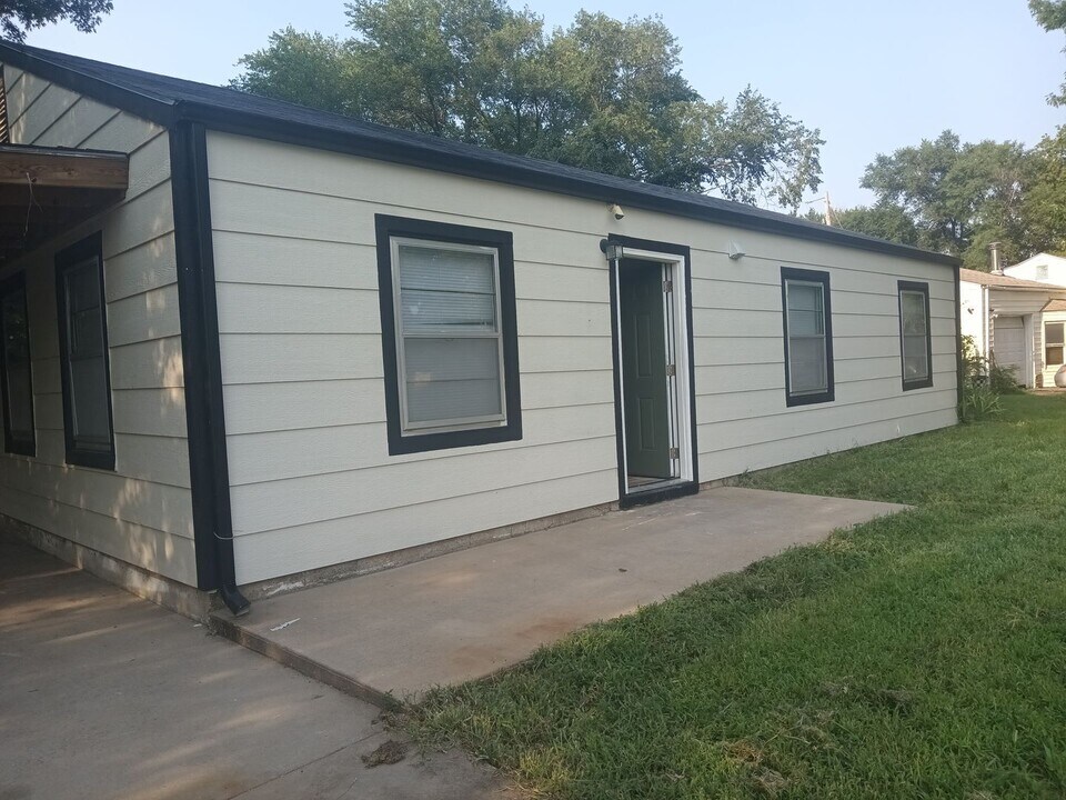 1516 E Frontenac St in Park City, KS - Foto de edificio