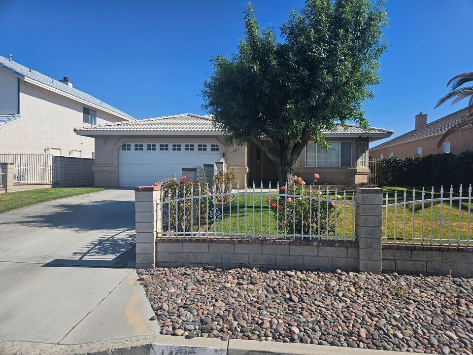 14017 Driftwood Dr in Victorville, CA - Building Photo