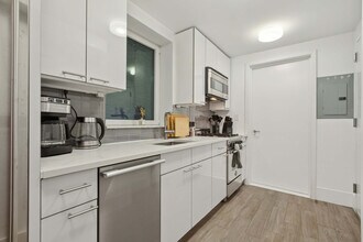 125 E 83rd St in New York, NY - Building Photo - Building Photo