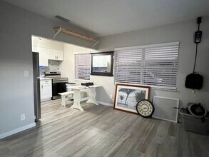 340 W Blue Heron Blvd in West Palm Beach, FL - Building Photo - Building Photo